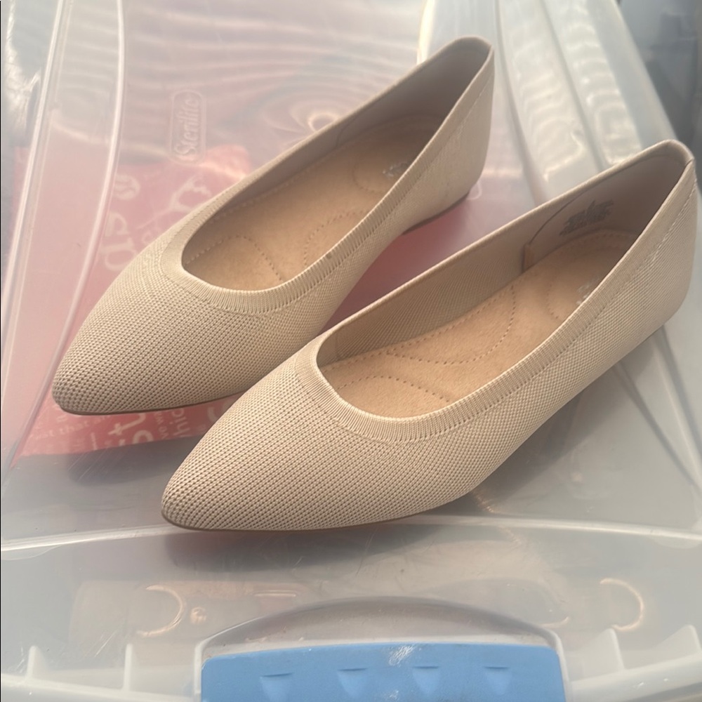 Old Navy Cream Pointed-Toe Flats